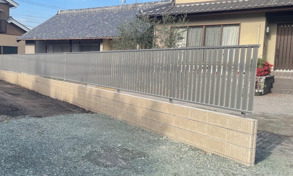 豊川市 広い敷地を目隠しフェンスと化粧ブロックで施工 新城市で注文住宅 リフォーム 車庫 倉庫まで山本鉄建 工務店