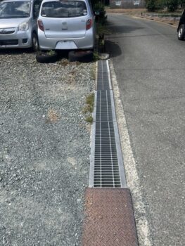 側溝の縞鋼板設置