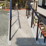 新城市:外構リフォーム 玄関前の階段を緩やかな手摺付きスロープに 新城市:外構リフォーム 玄関前の階段を緩やかな手摺付きスロープに