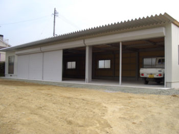 新城市：農業倉庫　新築工事：屋内に広い駐車スペースのある米倉庫